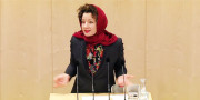 آسٹریا میں خاتون رکن پارلیمنٹ کا حجاب میں خطاب