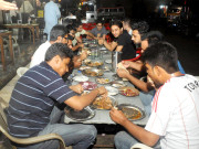 مہنگائی کے باعث گھروں سے باہرسحری کا رجحان کم ہوگیا