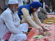 احترام رمضان میں سستی اشیا بیچنے اور افطاری کرانے والا سکھ خاندان