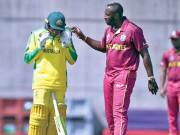 آندرے رسل کے باؤنسر نے عثمان خواجہ کو اسپتال پہنچادیا