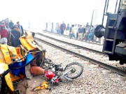 لاہور دو رکشا اور تین موٹر سائیکلیں بزنس ٹرین کی زد میں آگئیں 2 افراد جاں بحق