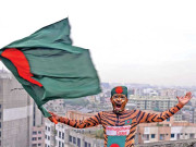 میچ دیکھنے کیلیے دیوار پر سرمارنے والا فین انگلینڈ پہنچ گیا