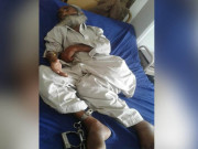 مردان میں فالج زدہ معمر قیدی کی میت کو ہتھکڑیاں تصویر وائرل