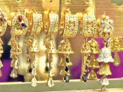 عید قریب آتے ہی خواتین کی تیاریاں عروج پر پہنچ گئیں میچنگ جیولری کی خریداری بڑھ گئی