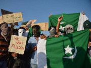 مقبوضہ کشمیر میں نمازعید کے بعد احتجاجی مظاہرے پاکستانی پرچم لہرادیے گئے