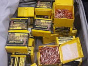 لاہور ایئرپورٹ پر ہزاروں گولیوں سے بھرے تین سوٹ کیس برآمد