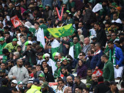 برمنگھم میں پاکستانی اور بھارتی شائقین کا مل کر ڈھول کی تھاپ پر بھنگڑا