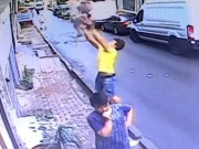 نوجوان نے بلند عمارت سے گرنے والی کم سن بچی کو بچالیا ویڈیو وائرل