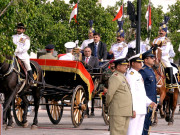 موج بڑھے یا آندھی آئے‘ دیا جلائے رکھنا ہے