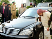 صدرآصف زرداری کے پیر ایوان صدرسے رخصتی کے وقت ان کی گاڑی پر پھونکیں مارتے رہے