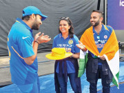 روہت شرما کا اپنے چھکے پر انجرڈ ہونے والی خاتون کو ہیٹ کا تحفہ