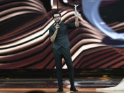 فہد مصطفیٰ نے اپنا ایوارڈ عاطف حسین مرحوم کے نام کردیا