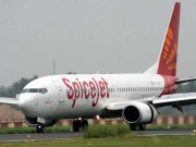 بھارتی ٹیکنیشن طیارے کے لینڈنگ گیئر کے دروازے میں پھنس کر ہلاک