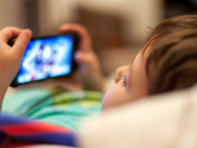 موبائل فون کا استعمال بچوں میں آنکھوں کی بیماریاں بڑھنے لگیں