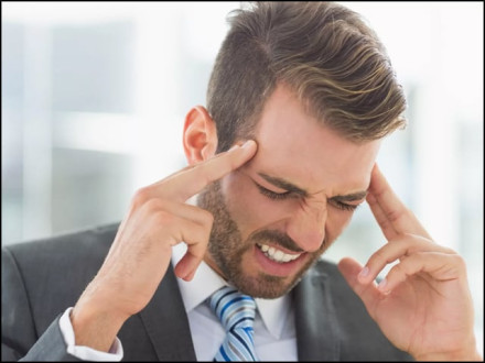 آدھے سر کا درد کیوں ہوتا ہے؟ مائیگرین کی وجوہات، علامات اور علاج جان لیں