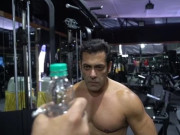 سلمان خان نے ’’بوتل کیپ چیلنج‘‘ منفرد انداز میں قبول کرلیا
