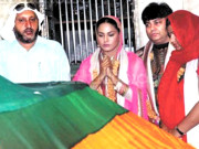 وینا ملک کی ’’سپر ماڈل‘‘ کی کامیابی کیلیے ماہمی درگاہ پر حاضری 