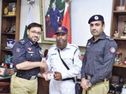 آئی جی سندھ نے دھمکیوں میں نہ آنیوالے ٹریفک اہلکار کو انعام سے نواز دیا
