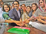 عام انتخابات میں کامیابی کا سال مکمل تحریک انصاف نے ملک بھر میں یوم تشکر منایا