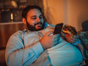 کیا اسمارٹ فون واقعی نوجوانوں کو موٹا کررہا ہے