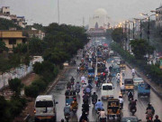 کراچی کے مختلف علاقوں میں بارش سے موسم خوشگوار     