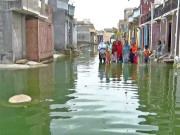 کراچی کے کئی علاقوں میں برساتی پانی جمع گلیاں تالاب میں تبدیل