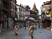 مقبوضہ کشمیر میں کرفیو نافذ مزید 70 ہزار فوجی تعینات کرنے کا فیصلہ