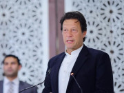 بھارت مقبوضہ کشمیر کے معاملے سے توجہ ہٹانے کیلیے کچھ بھی کرسکتا ہے وزیراعظم