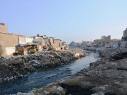 برساتی نالوں سے آنے والا سیکڑوں ٹن کچرا سمندر میں پھیل گیا