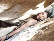 دو چٹانوں کے درمیان بری طرح پھنسے شخص کو 4 دن بعد زندہ نکال لیا گیا