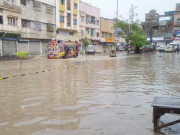 کراچی میں گرج چمک کے ساتھ بارش 4 افراد کرنٹ لگنے سے جاں بحق