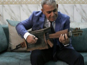 عراقی ٹیچر نے اپنی کلاشنکوف کو موسیقی کا آلہ بنالیا