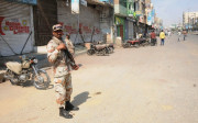 کراچی بھتہ خوروں سمیت مزید 51 مشتبہ افراد گرفتار میٹرول میں بیگ سے 3 دستی بم برآمد