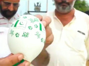 ایٹمی حملے کی دھمکیاں دینے والے بھارت کے عوام پاکستانی غباروں سے خوفزدہ