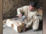 وادی کیلاش میں پولیو سے متاثرہ فنکار معذور افراد کے لئے مشعل راہ