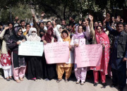 مستقل نہ کرنے پر سندھ یونیورسٹی ٹیسٹ پاس اساتذہ کا مظاہرہ