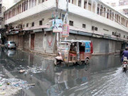 کراچی ’’گٹر پالیٹکس‘‘ میں ڈوب رہا ہے