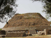 ٹیکسلا میں شدید بارشوں سے 2 سروں والا عقاب  اور نایاب گھڑی متاثر