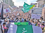 سری نگر میں ہزاروں کشمیریوں کا کرفیو توڑ احتجاج بھارتی فوج سے جھڑپیں