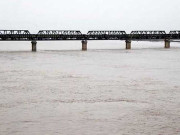 اوکاڑہ دریائے ستلج پر حفاظتی بند ٹوٹ گیا 71 بستیاں زیر آب