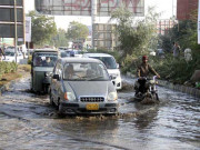 کراچی؛ ڈاکٹر ضیاالدین روڈ پر سیوریج کا پانی جمع ہونے پر واٹر بورڈ انجینئر کو معطل کرنے کا حکم