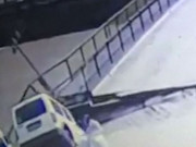 ترکی میں پل منہدم دو شہری اور گاڑیاں دریا میں گرنے کی ویڈیو وائرل