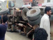 نارووال میں بجری سے بھرا ڈمپر رکشہ پر الٹ گیا 7 بچوں سمیت 8 افراد جاں بحق
