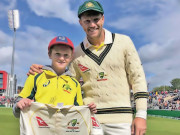 4 سال کوڑا اٹھاکررقم جمع کرنے والا12سالہ لڑکا ایشز ٹیسٹ دیکھنے آگیا