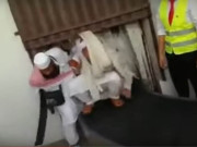 پشاور ائیرپورٹ پر حجاج آب زمزم ڈھونڈتے ڈھونڈتے لگیج بیلٹ پر چڑھ گئے