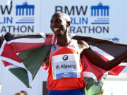 میراتھن ریس میں ورلڈ ریکارڈ قائم کرنے پر کیپسنگ پردولت کی بارش