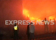 لاہورکے  لنڈا بازار میں لگنے والی  آگ نے تباہی مچادی میٹروبس سروس بھی معطل