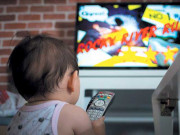 چھوٹے بچوں کو ٹیلی ویژن دیکھنے کا عادی مت بنائیں