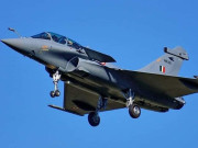 فرانس کی جانب سے 36 رافیل طیاروں کی بھارت کو حوالگی اپریل 2022 تک مکمل ہوجائے گی۔ فوٹو : فائل 