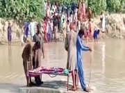 سجاول پل نہ ہونے سے میت تختے پر رکھ کر نہر پار کرائی گئی